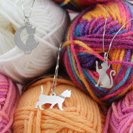Collanina con pendente gatto sulla luna in argento con collare glitterato