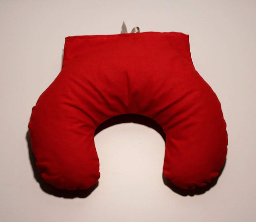 SCEN Cuscino cervicale mezzaluna per bambini, Pula di Farro Bio, Made in Italy 100%, qualità Sartoriale, Prodotto in Toscana, unico colore disponibile: rosso. Omaggio-Cuscini per ordini superiori a 50,00€, fino esaurimento scorte.