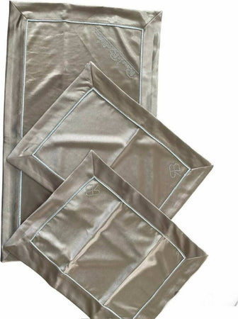 Completo Centrini E Runner Set 3 Pezzi Renato Balestra Gioiello Bordo Elegante Tris Effetto Raso Arredo Camera E Soggiorno Casa e cucina/Tessili per la casa/Tessili da cucina/Runner Puleo Casa - Palermo, Commerciovirtuoso.it