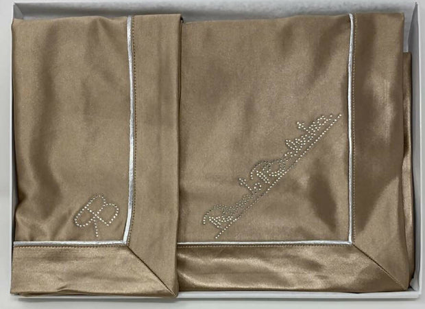 Completo Centrini E Runner Set 3 Pezzi Renato Balestra Gioiello Bordo Elegante Tris Effetto Raso Arredo Camera E Soggiorno Casa e cucina/Tessili per la casa/Tessili da cucina/Runner Puleo Casa - Palermo, Commerciovirtuoso.it