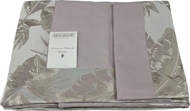 Completo-lenzuola-matrimoniale-in-puro-cotone-con-bordo-raso-in-jacquard-art.-Boston-il-completo-lenzuola-é-composto:-Un-lenzuolo-sopra-270x300-cm-un-lenzuolo-sotto-180×200-cm-con-angolo-max-28-cm-e-2-federe-52x82-cm