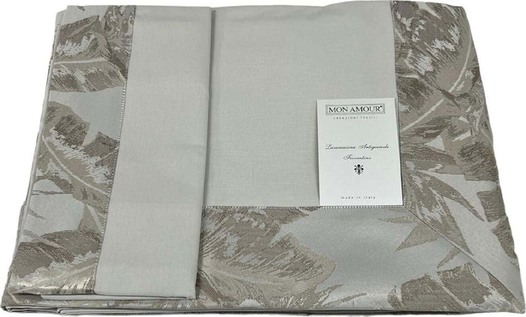 Completo-lenzuola-matrimoniale-in-puro-cotone-con-bordo-raso-in-jacquard-art.-Boston-il-completo-lenzuola-é-composto:-Un-lenzuolo-sopra-270x300-cm-un-lenzuolo-sotto-180×200-cm-con-angolo-max-28-cm-e-2-federe-52x82-cm