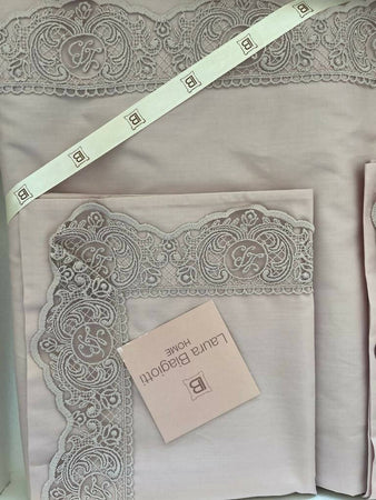 Completo letto matrimoniale in puro cotone 100% con bordo in pizzo laura biagiotti articolo rubino in confezione scatola lusso Casa e cucina/Tessili per la casa/Biancheria per la cameretta/Lenzuola e federe/Set di lenzuola e federe Puleo Casa - Palermo, Commerciovirtuoso.it