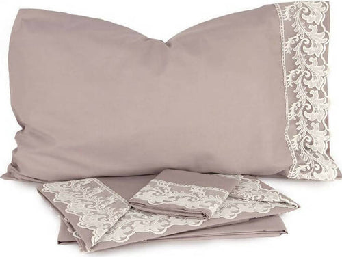 Completo Letto Matrimoniale In Puro Cotone Nazareno Gabrielli Con Applicazioni In Pizzo Articolo Federica Casa e cucina/Tessili per la casa/Biancheria da letto/Lenzuola e federe/Set di lenzuola e federe Puleo Casa - Palermo, Commerciovirtuoso.it