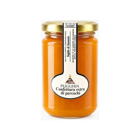 Un barattolo di vetro con coperchio dorato contenente miele puggghia extra con etichetta bianca elegante per confettura di percoche da 300 gr