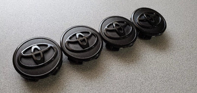 Set 4 Tappi Coprimozzo Cerchi In Lega 57mm Toyota Nero Corolla Yaris Touring Prius Camry Verso