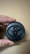 Set 4 Tappi Coprimozzo Cerchi In Lega 57mm Toyota Nero Corolla Yaris Touring Prius Camry Verso