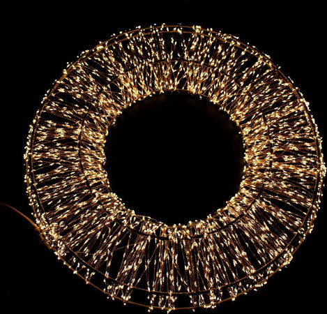 Corona di metallo Luminosa a led Decorazione con nanoled per Esterno ed Interno con filo di Rame Casa e cucina/Decorazioni per interni/Addobbi e decorazioni per ricorrenze/Decorazioni natalizie/Luci natalizie/Catene luminose per esterni MagiediNatale.it - Altamura, Commerciovirtuoso.it