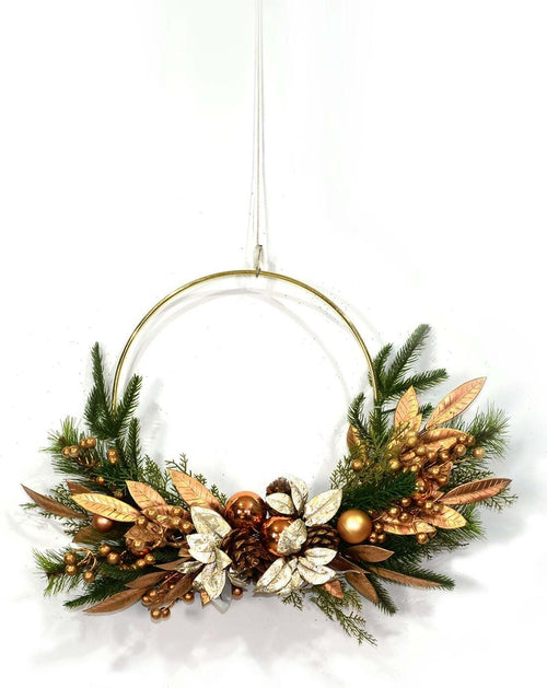 Corona dietro porta natalizia, color Oro con foglie, bacche e pigne per decorazione natalizia Ø 55 cm Casa e cucina/Decorazioni per interni/Addobbi e decorazioni per ricorrenze/Decorazioni natalizie/Orpelli e festoni MagiediNatale.it - Altamura, Commerciovirtuoso.it