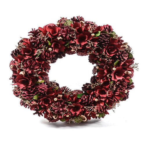 Corona natalizia dietro porta con pigne per decorazioni natalizie