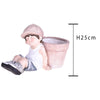 Bambino seduto con vaso in resina decorazione per esterni da h25 cm
