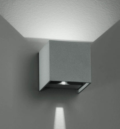 Cubo Led Da Esterno Silver Fun Europe Lampada Da Parete per Illuminazione Esterni in Alluminio 10x10x10 Cm Illuminazione/Illuminazione per esterni/Lampade da parete Liquidator Italia - Nicosia, Commerciovirtuoso.it