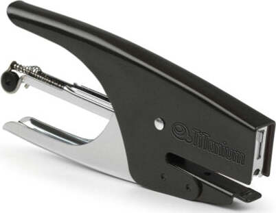 Cucitrice a pinza - passo 6 - nero - Titanium Cancelleria e prodotti per ufficio/Archivio ufficio e accessori per scrivania/Spillatrici e perforatrici/Spillatrici manuali Eurocartuccia - Pavullo, Commerciovirtuoso.it