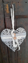 Cuore Da Appendere In Legno Grigio Stile Shabby Chic Con Fiocco Cuore Decorazione Interni Legno E Pizzo Bianco Grigio 17x14 Cm Casa e cucina/Decorazioni per interni/Accessori decorativi/Ghirlande Ideart - Valdilana, Commerciovirtuoso.it