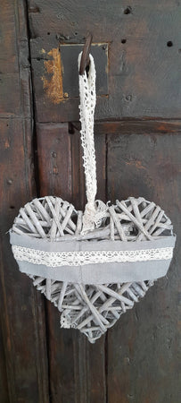 Cuore Da Appendere In Legno Grigio Stile Shabby Chic Con Fiocco Cuore Decorazione Interni Legno E Pizzo Bianco Grigio 17x14 Cm Casa e cucina/Decorazioni per interni/Accessori decorativi/Ghirlande Ideart - Valdilana, Commerciovirtuoso.it