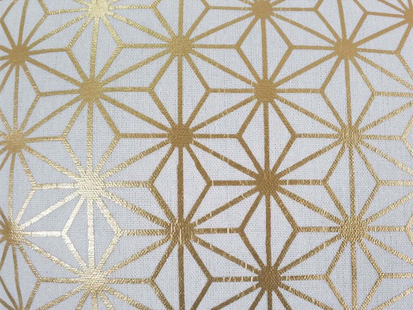 Cuscino-Skylight-con-geometrie-dorate-Potiron-Paris