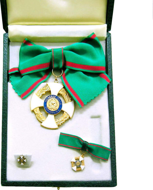Da Cavaliere Al Merito Della Repubblica Omri Con Fiocco Grande Da Cerimonia Croce Piccola Per La Divisa Di Gala E Distintivo In Metallo Sport e tempo libero/Accessori/Trofei medaglie e premi/Medaglie Il Distintivo - Pesaro, Commerciovirtuoso.it