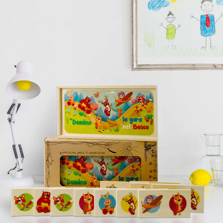 Dida - Domino La Gara degli Animali del Bosco - Domino in Legno per Bambini Gioco da Tavolo composto da 28 Grandi Tessere Decorate in Scatola di Legno Gioco Educativo che Stimola le Capacitò di Associazione Concentrazione e l'Apprendimento delle Regole