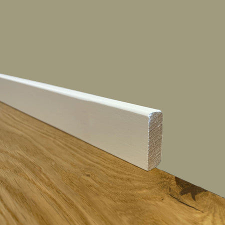 BATTISCOPA Squadrato BASSO laccato bianco in legno MASSELLO 40X13 (prezzo al ML) - Eternal Parquet