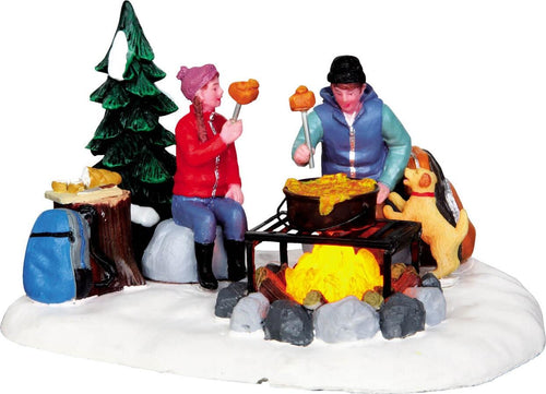 Falò nel bosco innevato con personaggi in poliresina per villaggio di Natale Casa e cucina/Decorazioni per interni/Addobbi e decorazioni per ricorrenze/Decorazioni natalizie/Oggettistica MagiediNatale.it - Altamura, Commerciovirtuoso.it