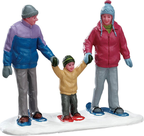 Famiglia che cammina con ciaspole per villaggio di Natale in poliresina Casa e cucina/Decorazioni per interni/Addobbi e decorazioni per ricorrenze/Decorazioni natalizie/Oggettistica MagiediNatale.it - Altamura, Commerciovirtuoso.it