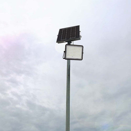 Faro-LED-con-Telecomando-e-Pannello-Solare-15W-Batteria-sostituibile-Cavo-da-3m-Colore-Nero-6400KVT-120W