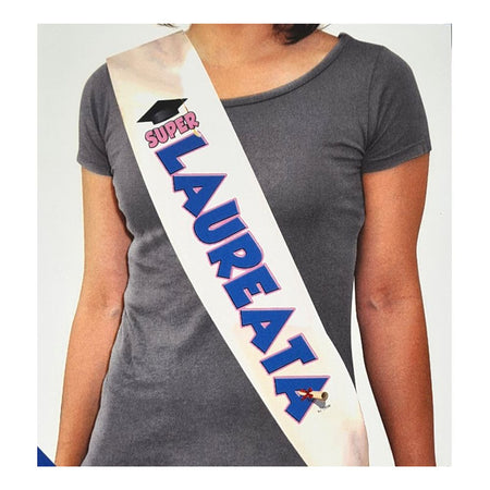 Fascia super laureata con scritta stampata blu per la studentessa nel giorno della festa di laurea