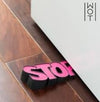 FERMA PORTA CON SCRITTA TESTO STOP FERMAPORTA GADGET IDEA REGALO COLORE CASUALE  Trade Shop italia - Napoli, Commerciovirtuoso.it