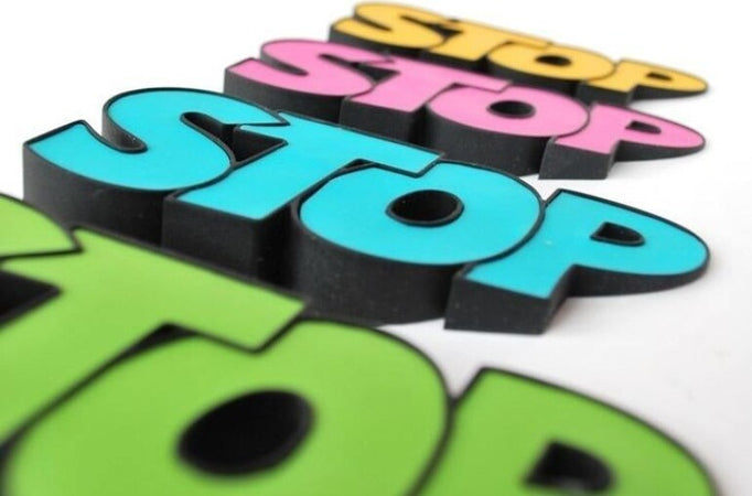 FERMA PORTA CON SCRITTA TESTO STOP FERMAPORTA GADGET IDEA REGALO COLORE CASUALE  Trade Shop italia - Napoli, Commerciovirtuoso.it