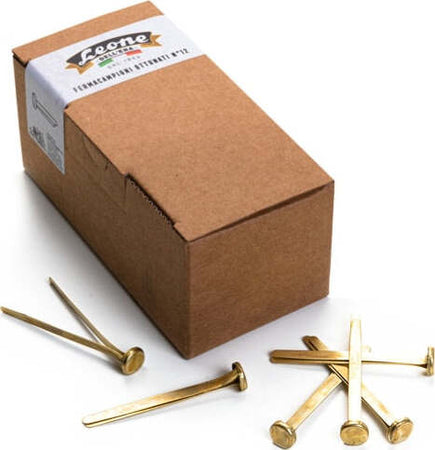 Fermacampioni ottonati - lunghezza 70 mm - n. 12 - Leone - conf. 100 pezzi Cancelleria e prodotti per ufficio/Archivio ufficio e accessori per scrivania/Nastri colle elastici e graffette/Graffette molle fermacarte e anelli Eurocartuccia - Pavullo, Commerciovirtuoso.it