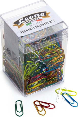 Fermagli metallizzati - lunghezza 26 mm - n. 2 - colori assortiti - Leone - conf. 500 pezzi Cancelleria e prodotti per ufficio/Archivio ufficio e accessori per scrivania/Nastri colle elastici e graffette/Graffette molle fermacarte e anelli Eurocartuccia - Pavullo, Commerciovirtuoso.it