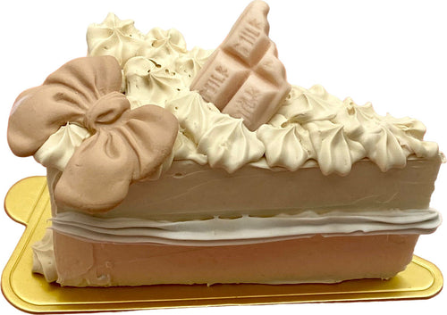 Fetta di torta finta da esposizione beige con cioccolato e fiocco Casa e cucina/Teglie da forno e accessori per pasticceria/Accessori e utensili per pasticceria/Utensili decorativi/Torte e dolci finti Led Mall Home - Napoli, Commerciovirtuoso.it