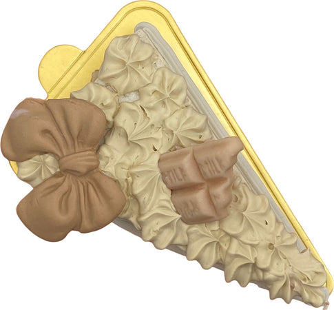 Fetta di torta finta da esposizione beige con cioccolato e fiocco Casa e cucina/Teglie da forno e accessori per pasticceria/Accessori e utensili per pasticceria/Utensili decorativi/Torte e dolci finti Led Mall Home - Napoli, Commerciovirtuoso.it