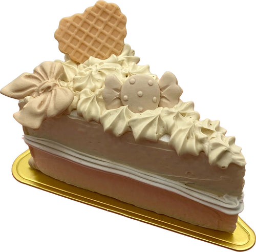 Fetta di torta finta da esposizione beige con cramella fiocco e biscottino Casa e cucina/Teglie da forno e accessori per pasticceria/Accessori e utensili per pasticceria/Utensili decorativi/Torte e dolci finti Led Mall Home - Napoli, Commerciovirtuoso.it