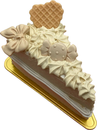 Fetta di torta finta da esposizione beige con cramella fiocco e biscottino Casa e cucina/Teglie da forno e accessori per pasticceria/Accessori e utensili per pasticceria/Utensili decorativi/Torte e dolci finti Led Mall Home - Napoli, Commerciovirtuoso.it
