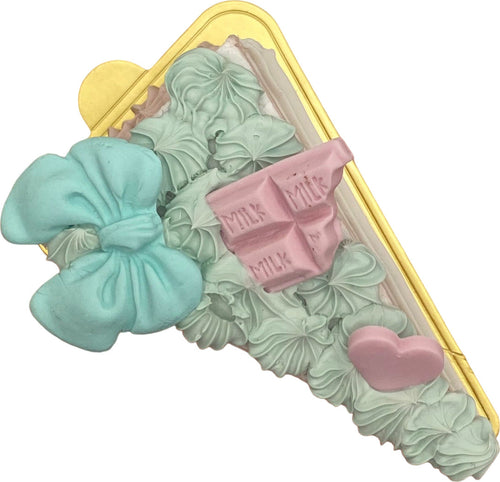 Fetta di torta finta da esposizione celeste con fiocco cioccolato e cuoricino rosa Casa e cucina/Teglie da forno e accessori per pasticceria/Accessori e utensili per pasticceria/Utensili decorativi/Torte e dolci finti Led Mall Home - Napoli, Commerciovirtuoso.it