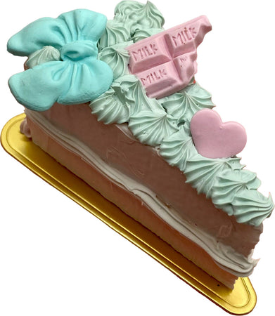 Fetta di torta finta da esposizione celeste con fiocco cioccolato e cuoricino rosa Casa e cucina/Teglie da forno e accessori per pasticceria/Accessori e utensili per pasticceria/Utensili decorativi/Torte e dolci finti Led Mall Home - Napoli, Commerciovirtuoso.it
