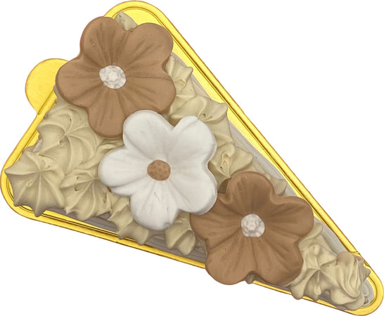 Fetta di torta finta da esposizione con fiorellini bianco e beige Casa e cucina/Teglie da forno e accessori per pasticceria/Accessori e utensili per pasticceria/Utensili decorativi/Torte e dolci finti Led Mall Home - Napoli, Commerciovirtuoso.it