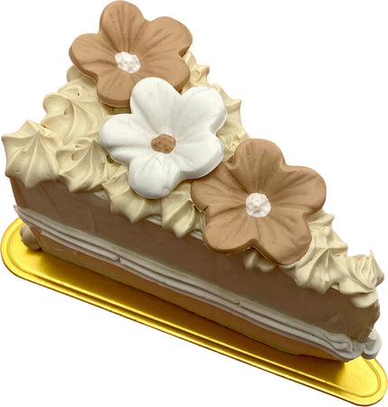 Fetta di torta finta da esposizione con fiorellini bianco e beige Casa e cucina/Teglie da forno e accessori per pasticceria/Accessori e utensili per pasticceria/Utensili decorativi/Torte e dolci finti Led Mall Home - Napoli, Commerciovirtuoso.it