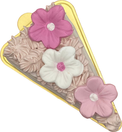 Fetta di torta finta da esposizione con fiorellini bianco e rosa Casa e cucina/Teglie da forno e accessori per pasticceria/Accessori e utensili per pasticceria/Utensili decorativi/Torte e dolci finti Led Mall Home - Napoli, Commerciovirtuoso.it