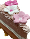 Fetta di torta finta da esposizione con fiorellini bianco e rosa Casa e cucina/Teglie da forno e accessori per pasticceria/Accessori e utensili per pasticceria/Utensili decorativi/Torte e dolci finti Led Mall Home - Napoli, Commerciovirtuoso.it