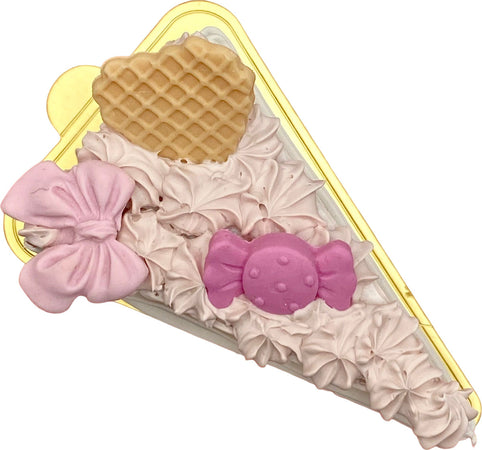 Fetta di torta finta da esposizione rosa con caramella fiocco e biscottino Casa e cucina/Teglie da forno e accessori per pasticceria/Accessori e utensili per pasticceria/Utensili decorativi/Torte e dolci finti Led Mall Home - Napoli, Commerciovirtuoso.it