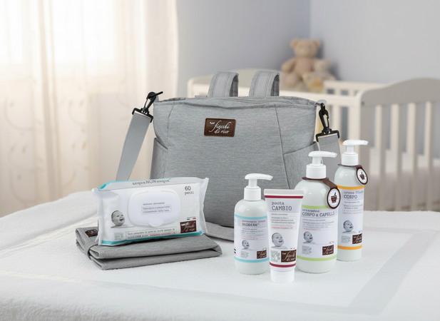 Fiocchi di Riso - COFANETTO BORSA FASCIATOIO - Kit cura della pelle dei neonati: Salviette Acqua NON Acqua, Pasta Cambio, Crema Fluida Corpo, Detergente Intimo Mioderm, Detergente Corpo, Capelli Talco