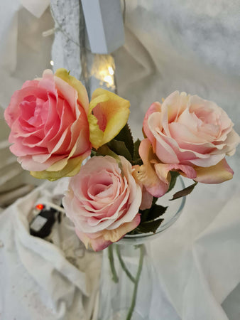 Fiore artificiale ramo decorativo di Rosa Chic set da 3, lunghezza 35 cm Casa e cucina/Decorazioni per interni/Addobbi e decorazioni per ricorrenze/Decorazioni natalizie/Ghirlande e corone MagiediNatale.it - Altamura, Commerciovirtuoso.it