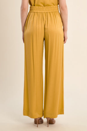 Pantaloni dritti e fluidi