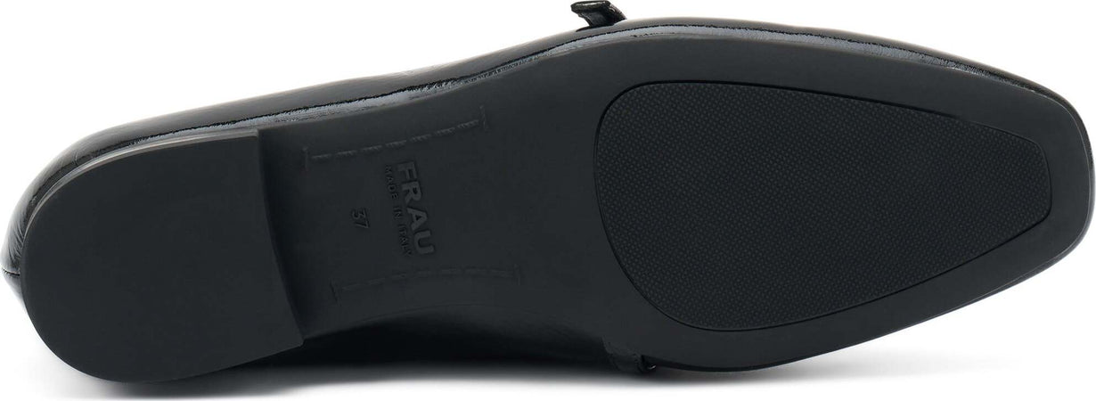 Frau-ballerina-in-vernice-con-cinturino-nero-91J0