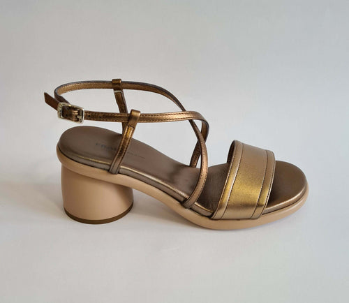 Frau donna sandalo in pelle laminata gold con tacco geometrico