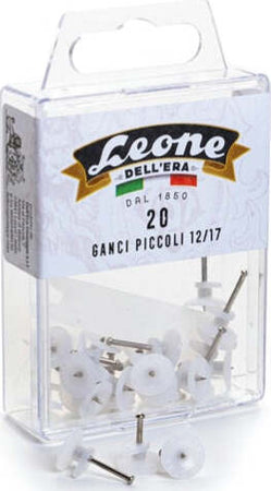 Ganci per quadri con spilli Leone - 12-17 mm - Leone - conf. 20 pezzi Cancelleria e prodotti per ufficio/Archivio ufficio e accessori per scrivania/Nastri colle elastici e graffette/Graffette molle fermacarte e anelli Eurocartuccia - Pavullo, Commerciovirtuoso.it