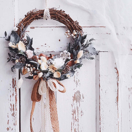 Ghirlanda dietro porta natalizio decorazione in legno marrone Ø 33 cm Casa e cucina/Decorazioni per interni/Addobbi e decorazioni per ricorrenze/Decorazioni natalizie/Orpelli e festoni MagiediNatale.it - Altamura, Commerciovirtuoso.it