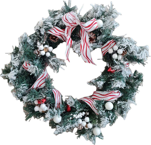 Ghirlanda natalizia innevata con fiocchi per decorazione interno Ø 55 cm Casa e cucina/Decorazioni per interni/Addobbi e decorazioni per ricorrenze/Decorazioni natalizie/Orpelli e festoni MagiediNatale.it - Altamura, Commerciovirtuoso.it